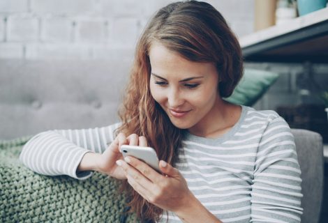 Dame som sjekker spotpriser i Vibb-appen