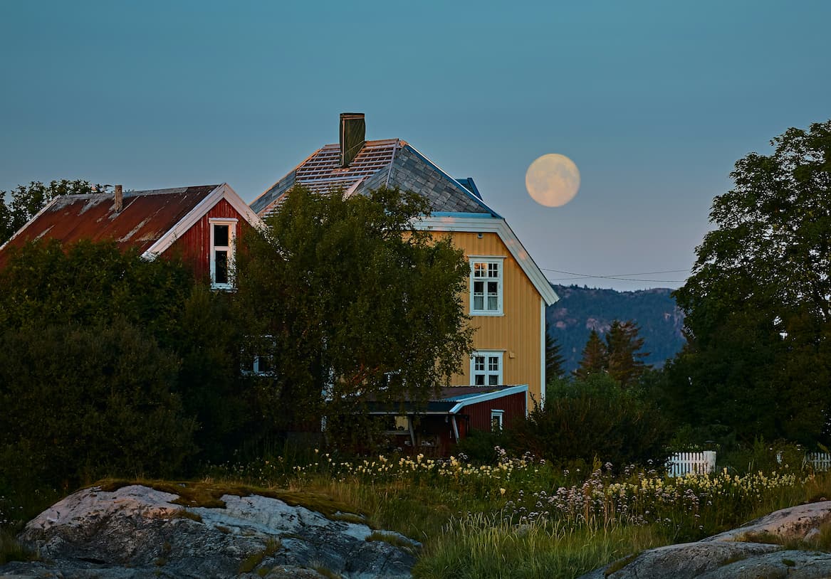 Bilde av to hus og sommer