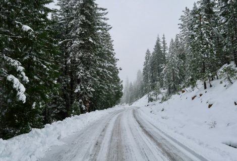 Snølagt vei i vinterlandskap