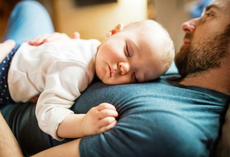 Baby som sover på natta