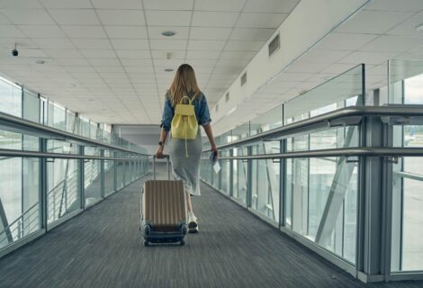 Dame på flyplassen som skal på ferie