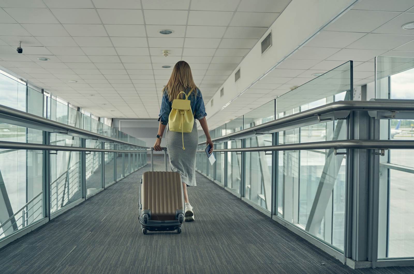 Dame på flyplassen som skal på ferie
