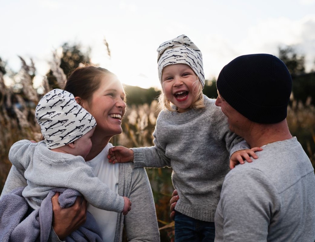 Familie som smiler utendørs