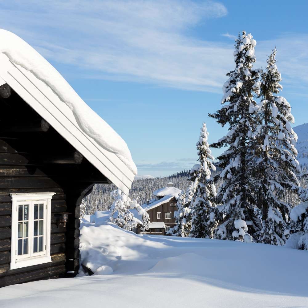 Hytte i norsk vinterlandskap med snø