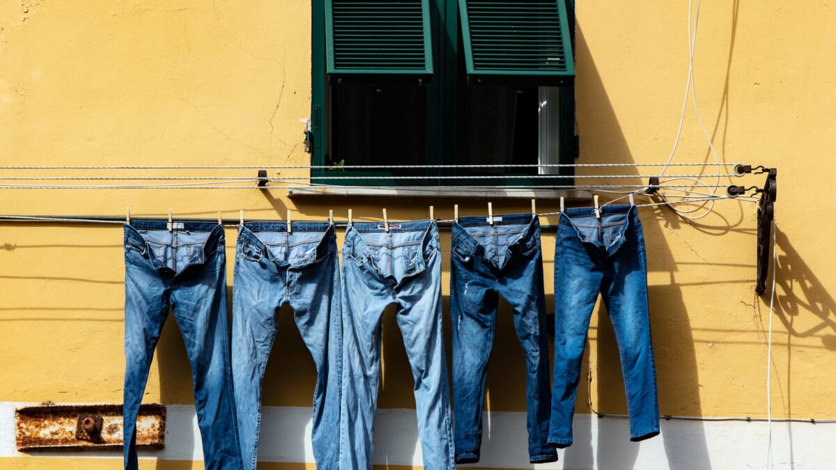Nyvaskede jeans til tørk